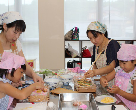 夏休み、冬休み期間中に開催。親子料理教室